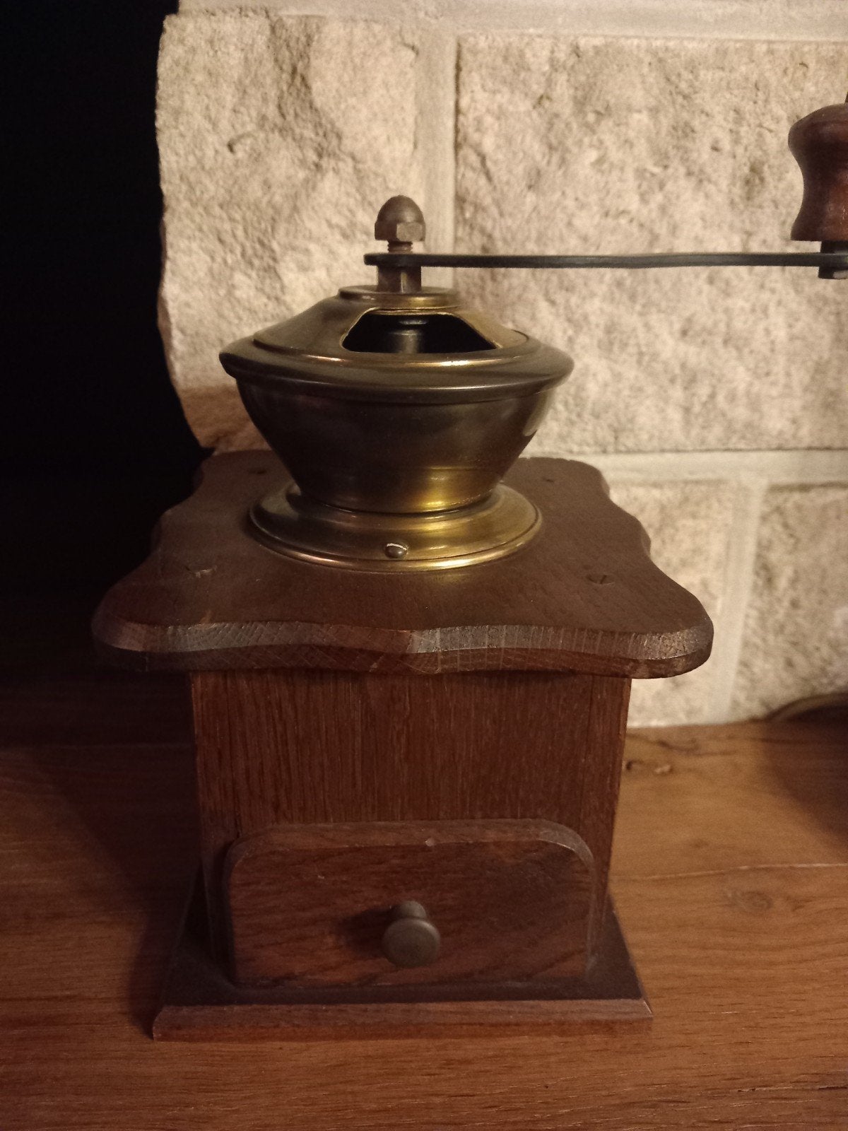 Antieke houten koffiemolen met metalen mechanisme, Ophalen of Verzenden
