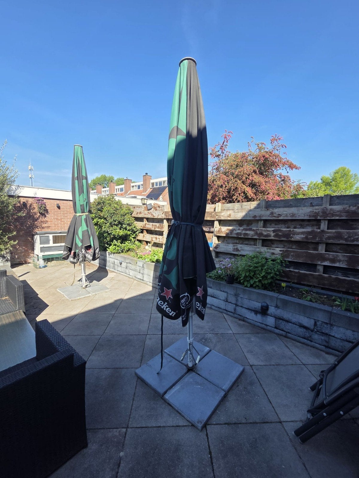 3 Heineken parasols (3.5m) met 2 onderstellen, Ophalen, Gebruikt