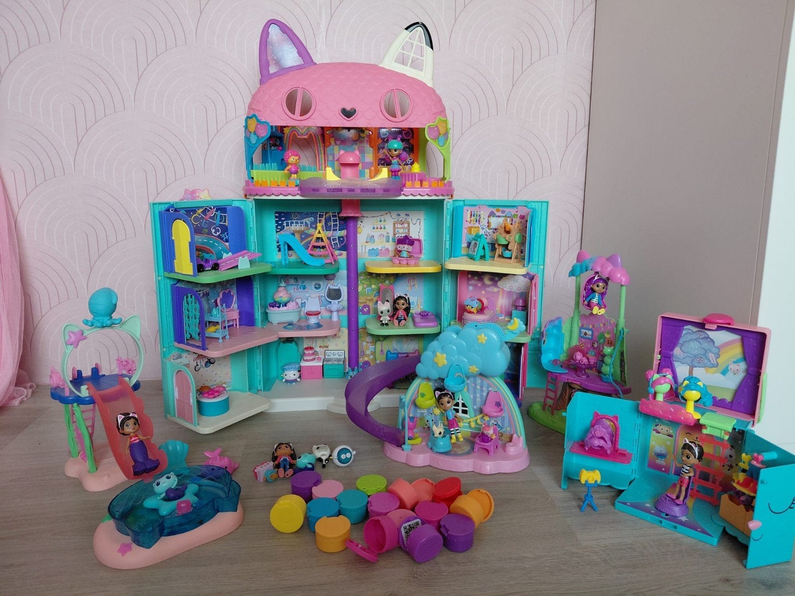 Groot Gabby's Poppenhuis en diverse speelsets, Ophalen, Zo goed als nieuw, Poppenhuis