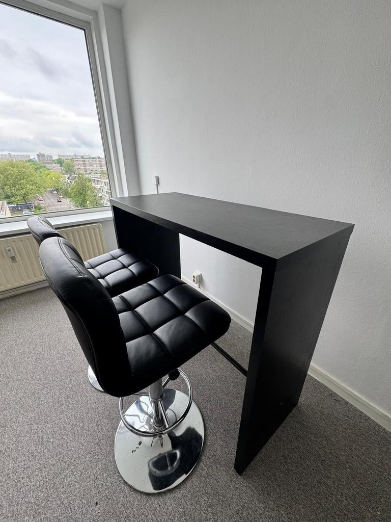 Zwart barmeubel met 2 barstoelen, Ophalen of Verzenden, Gebruikt, Inclusief barstoelen