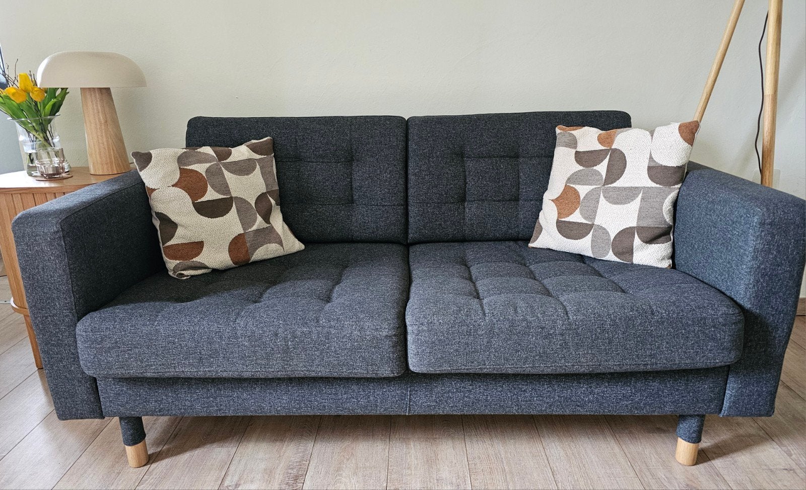 Z.g.a.n LANDSKRONA
2-zitsbank, Gunnared donkergrijs/hout, Huis en Inrichting, Banken | Bankstellen, Ophalen, Tweepersoons, 75 tot 100 cm