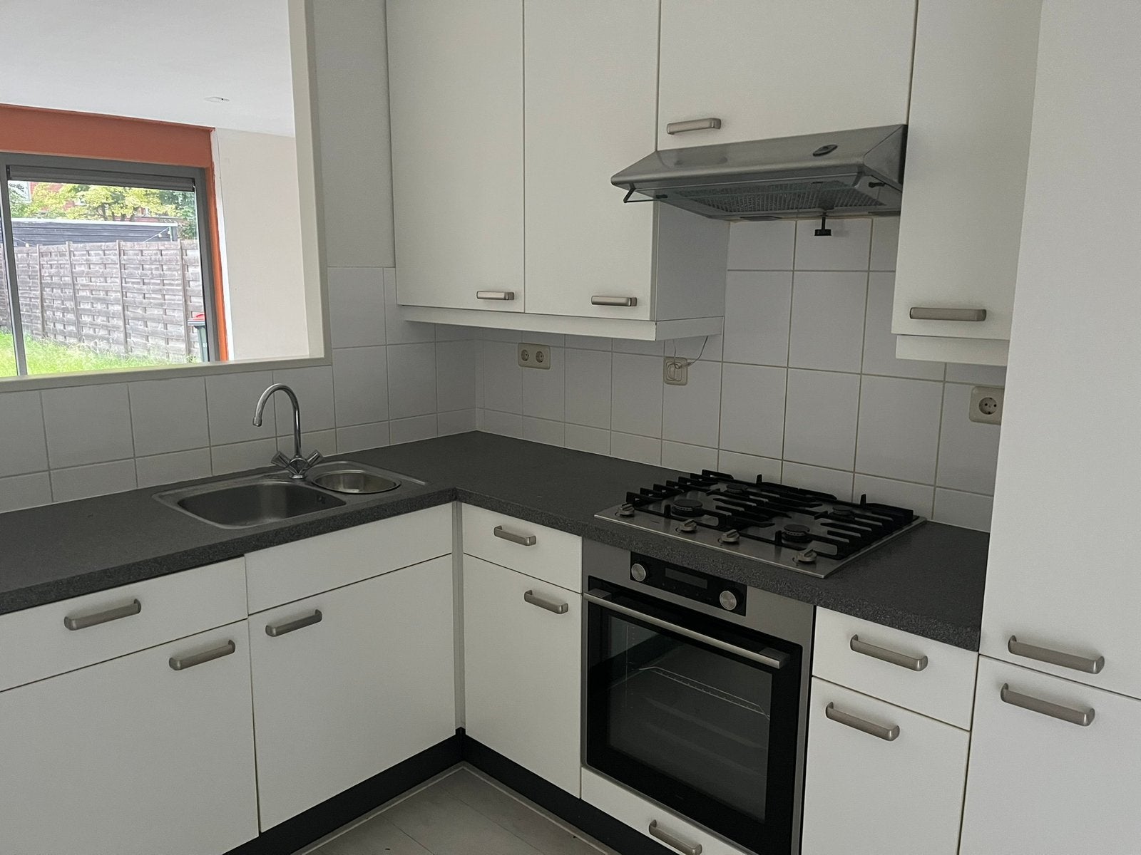 Witte keuken met stenen blad, Ophalen, Gebruikt, Wit, Hoekkeuken