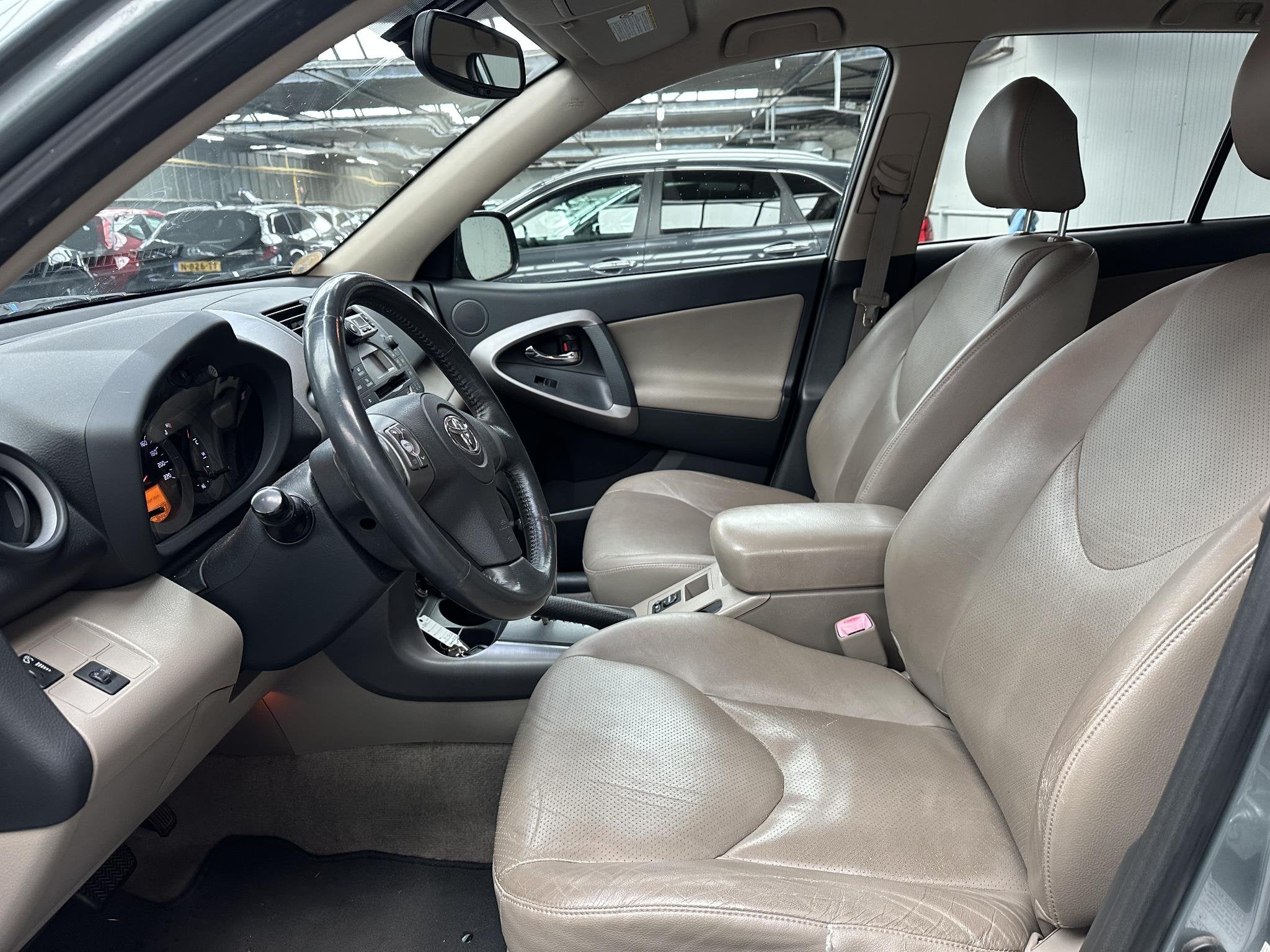Toyota RAV4 2.0 VVTi Executive Dealeronderhouden, keurige st, Auto's, Toyota, Automaat, 1998 cc, Gebruikt, 4 cilinders