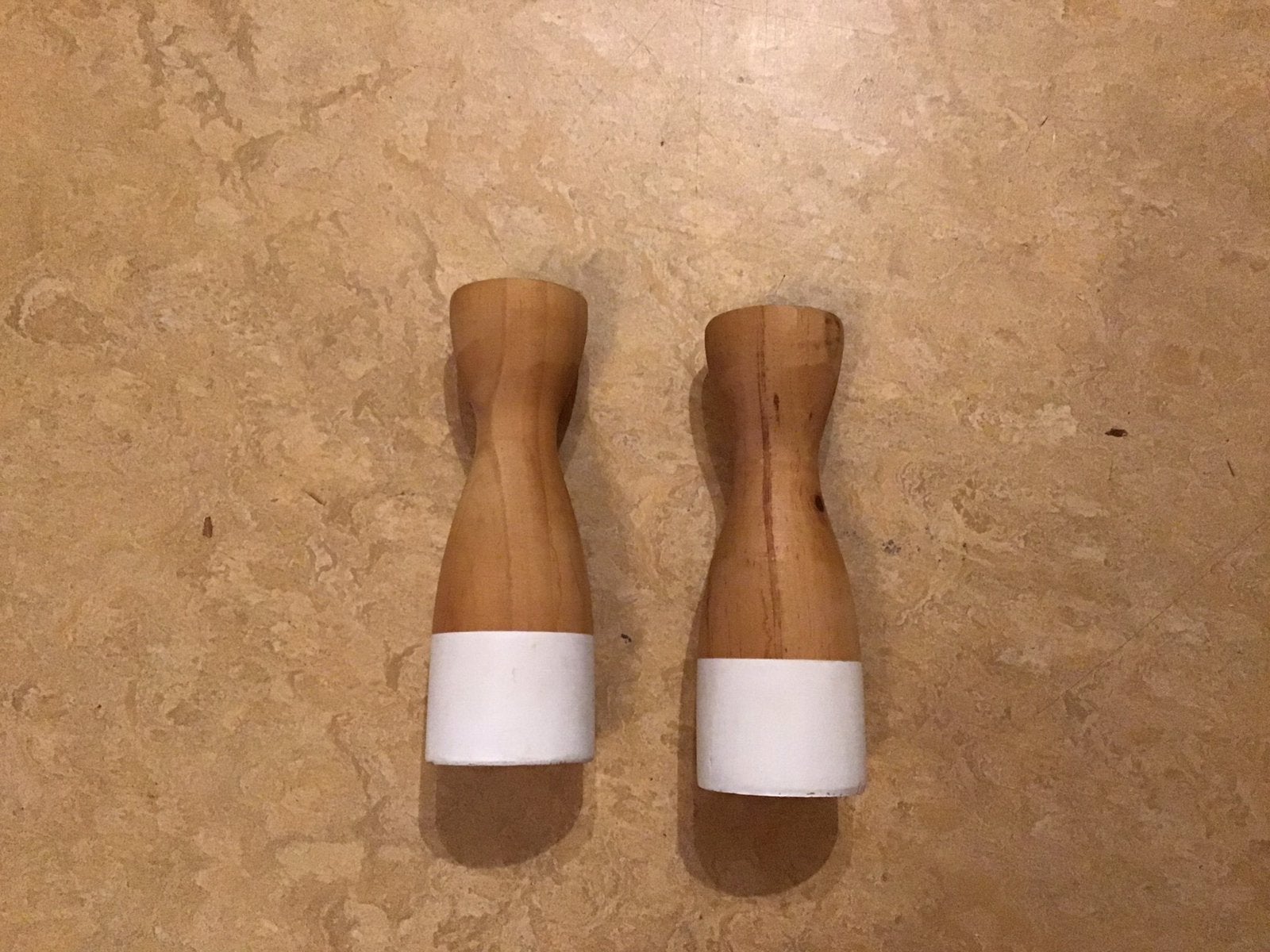 2 Houten kandelaars, Ophalen