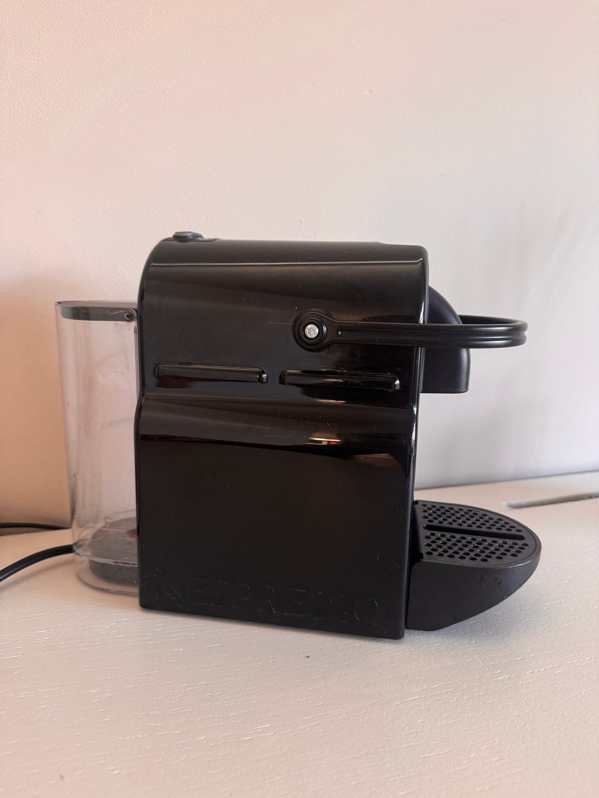Nespresso koffiezetapparaat - Zwart, Espresso apparaat, Ophalen of Verzenden, Zo goed als nieuw, 1 kopje