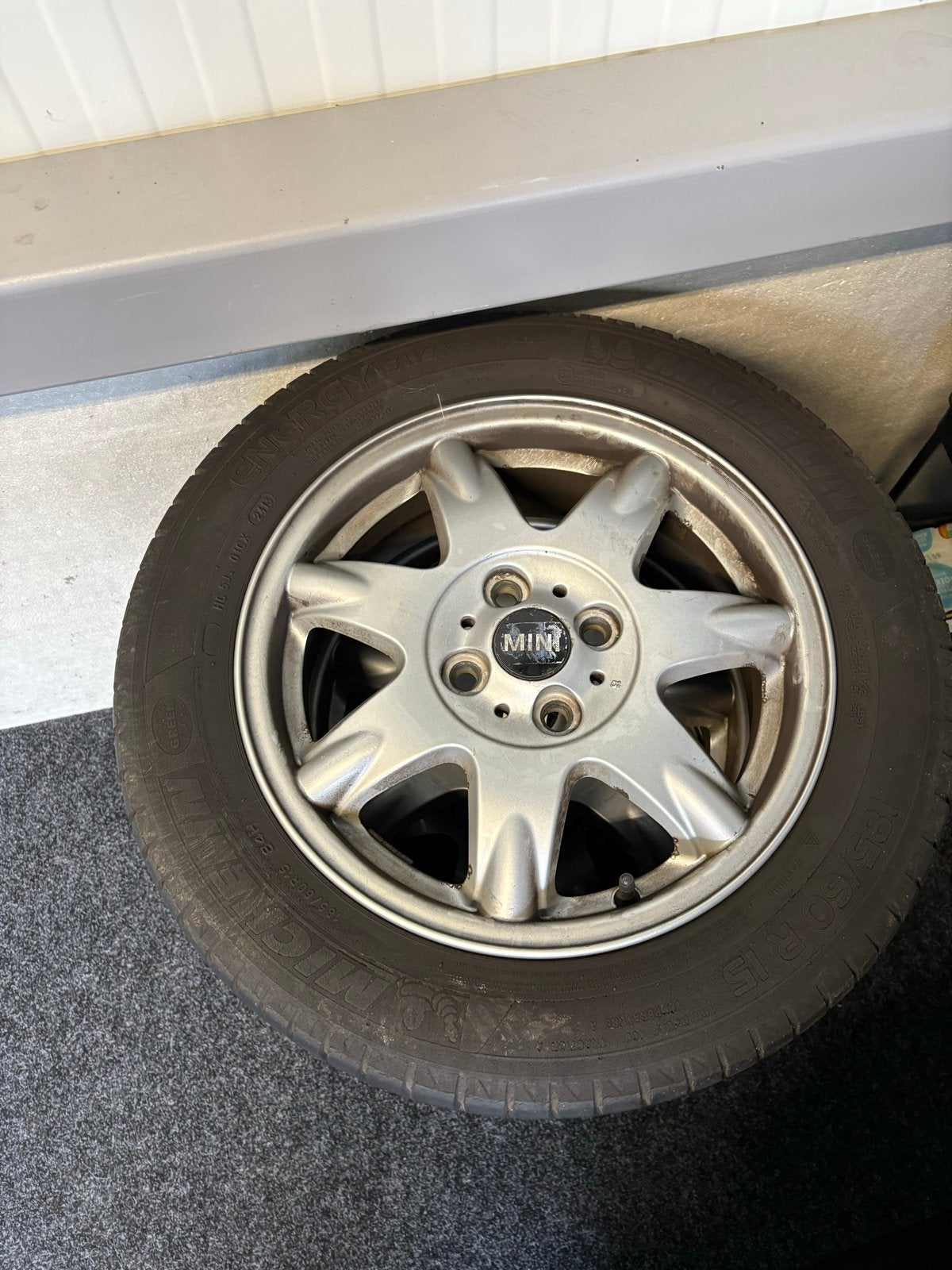 Mini Cooper velgen met banden 185/60 R15, Ophalen, Gebruikt, 15 inch, Banden en Velgen