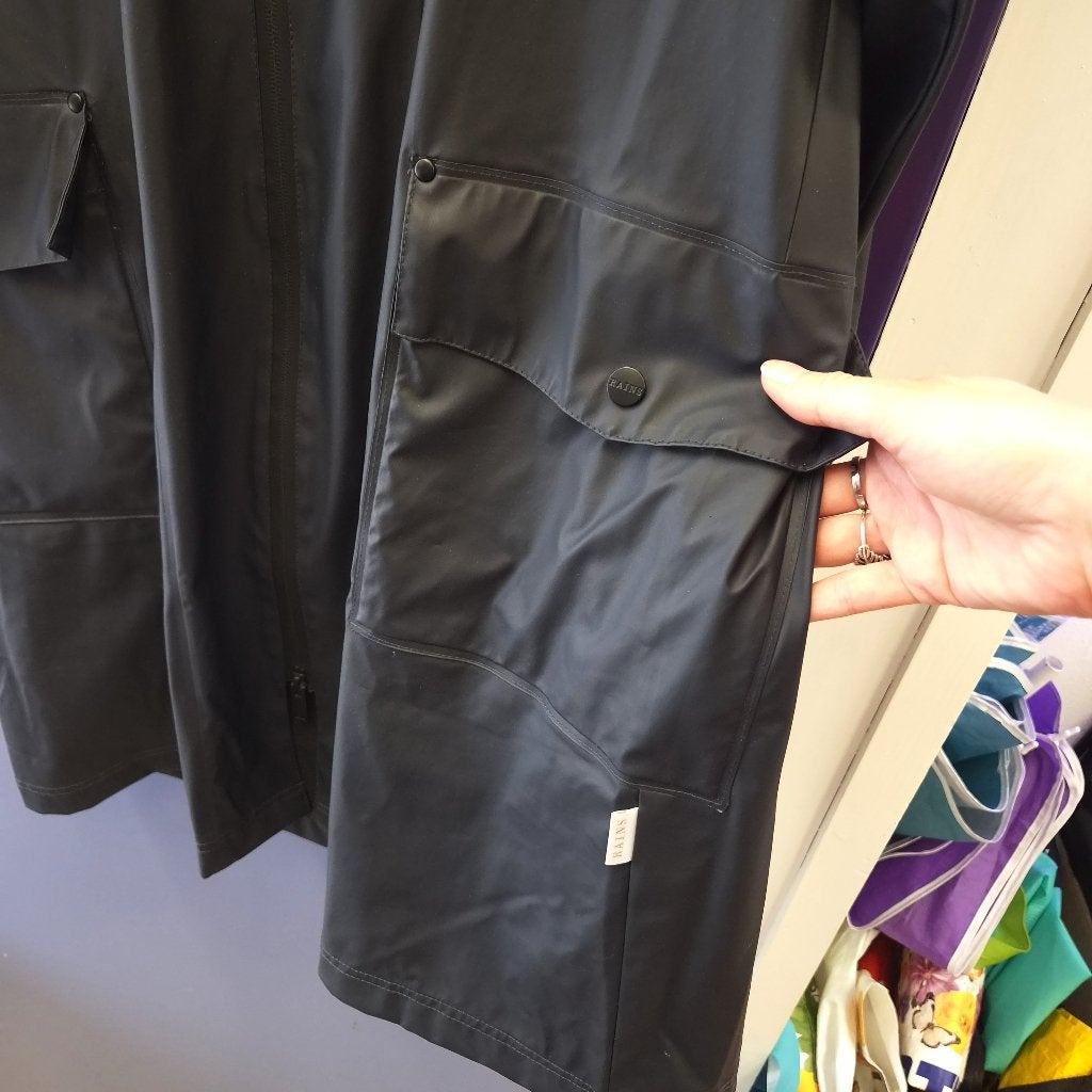 Rains regenjas M/L zwart waterproof dames lang artnr 51646, Maat 38/40 (M), Rains, Rains, Studiestræde 38, 1455 Kopenhagen, Denemarken