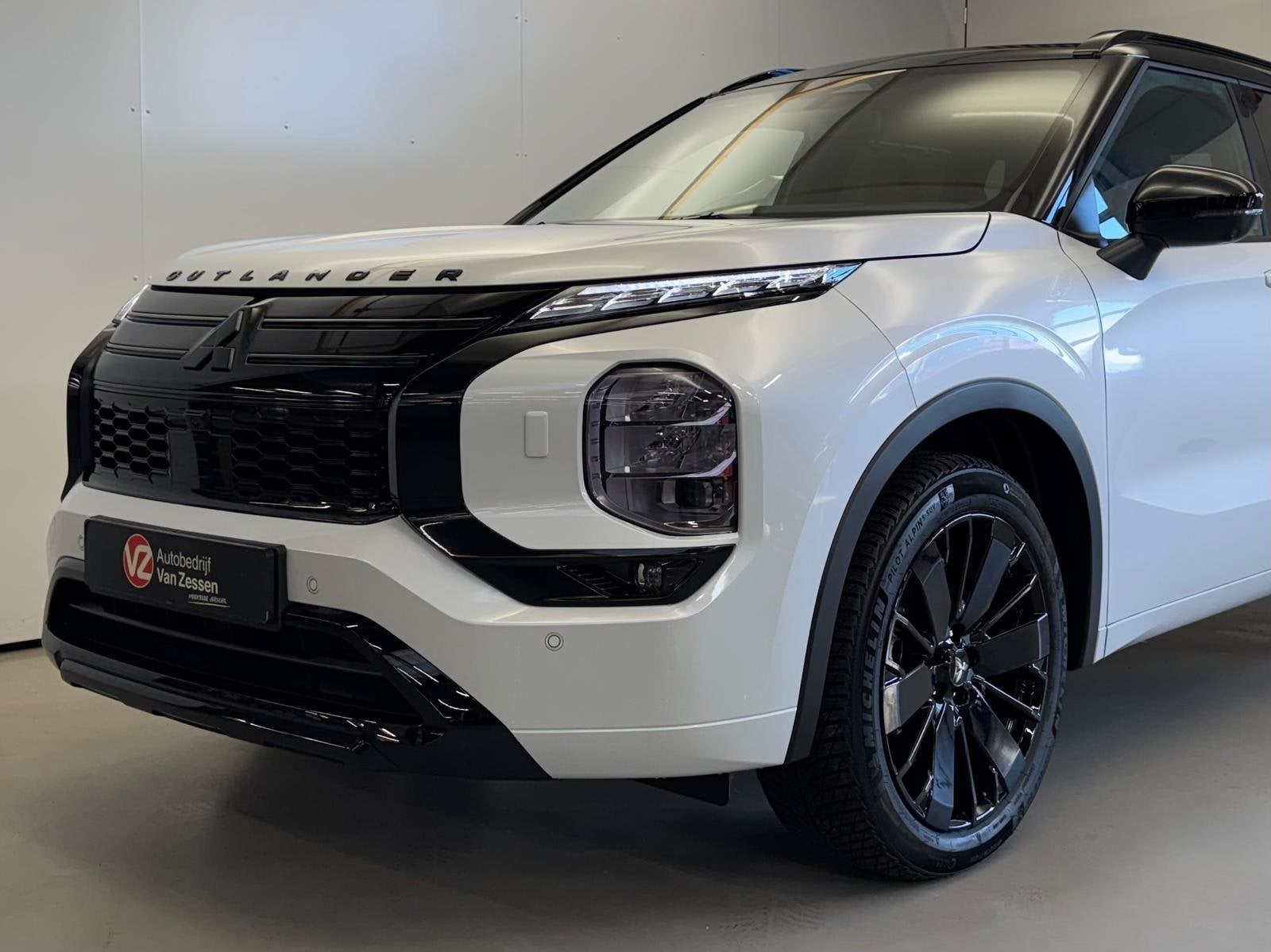 Mitsubishi Outlander 2.4 PHEV Instyle+ Black Edition | Actie, Auto's, Automaat, 136 pk, Outlander, 4 cilinders