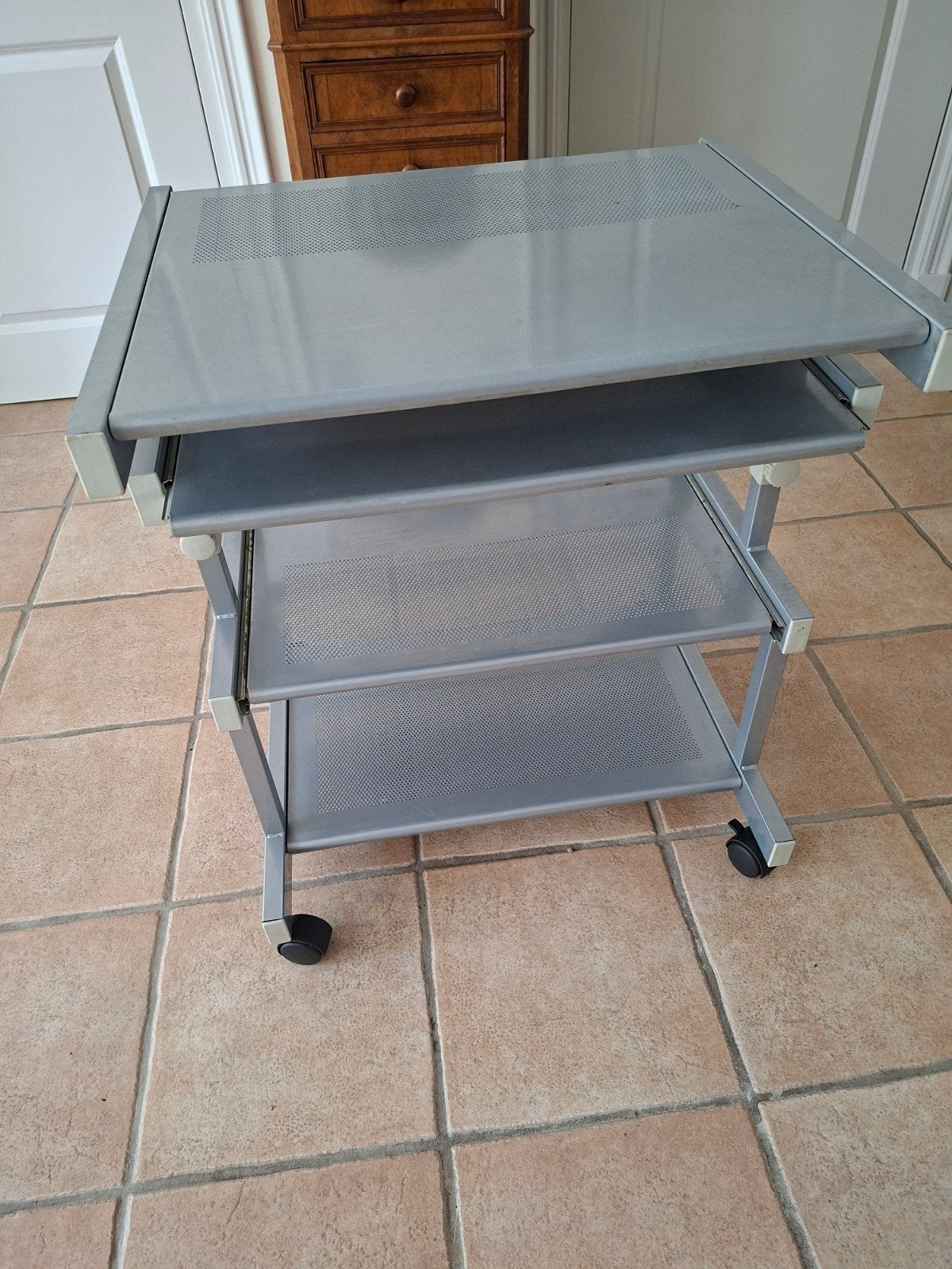 Verrijdbaar computerbureautje met uitschuifbaar blad, Ophalen, Gebruikt, Modern, functioneel, 70 tot 120 cm