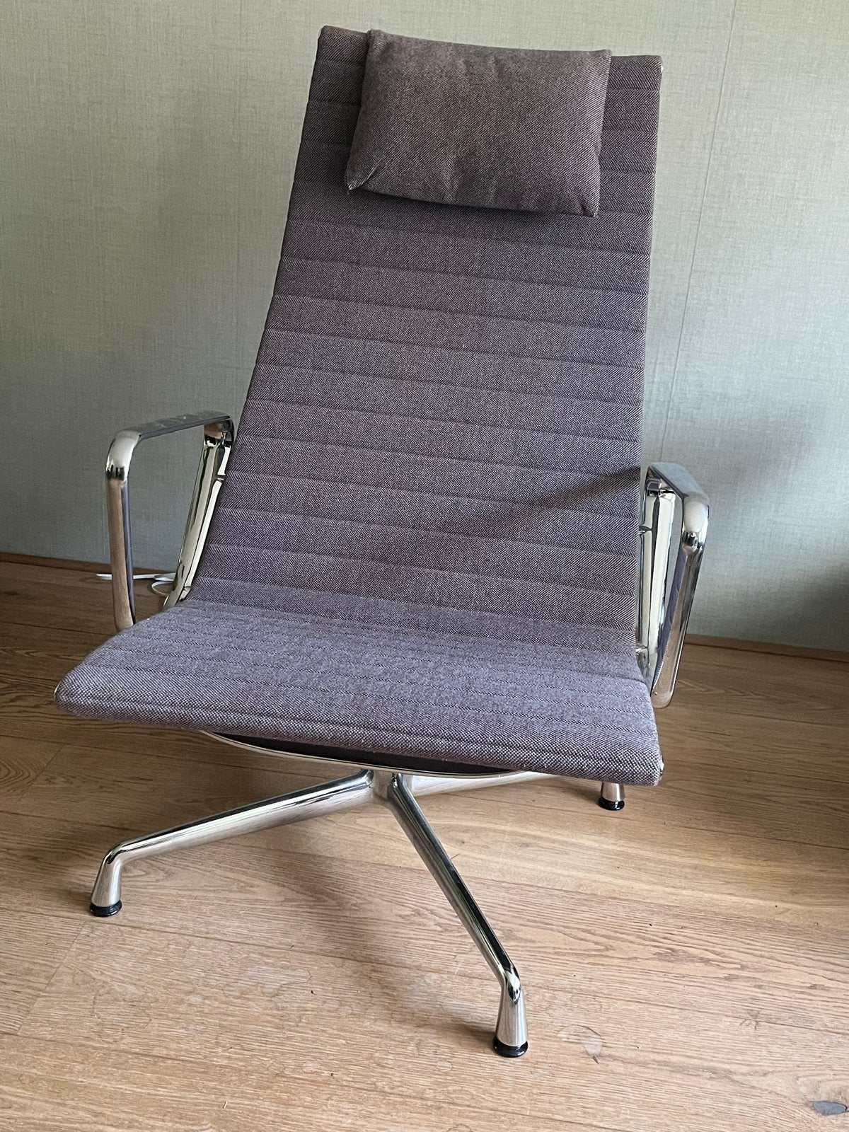 Vitra Aluminium Chair EA 124 Lounge Stoel, Huis en Inrichting, Stoelen, Zo goed als nieuw, Eén, Stof, Grijs, Ophalen
