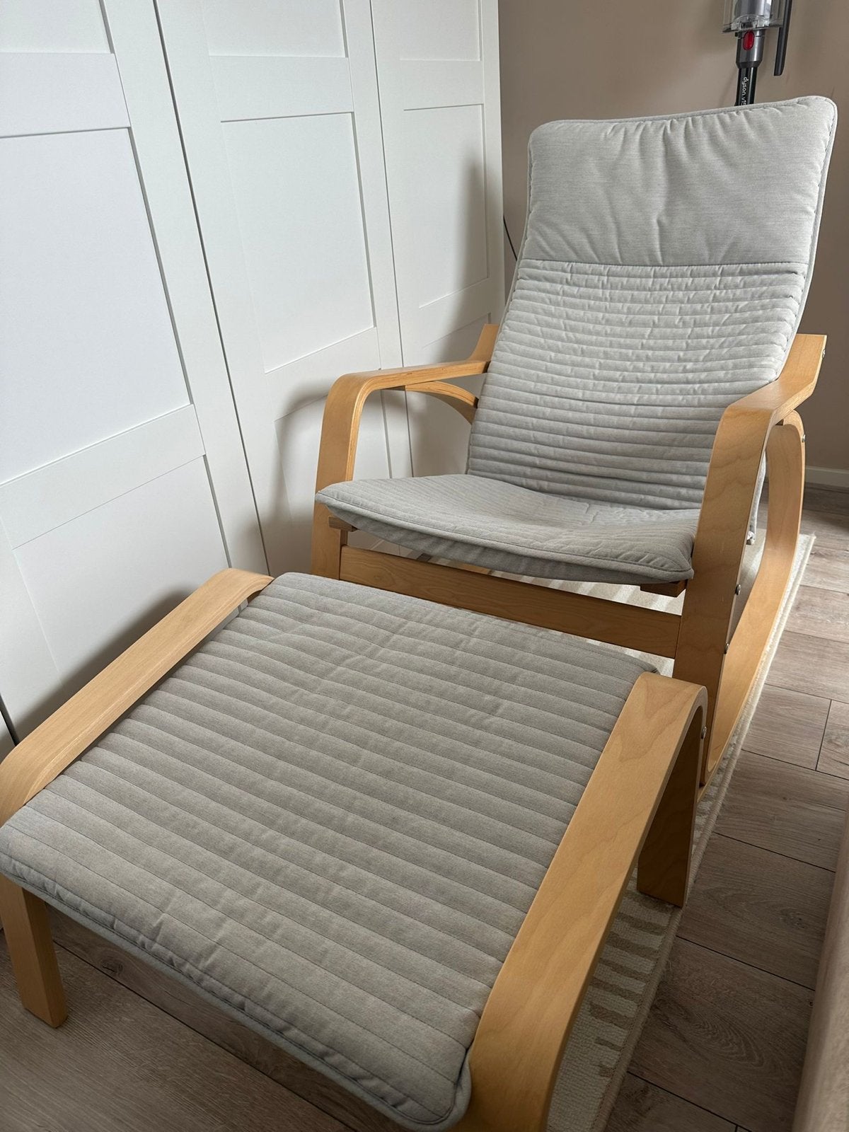 Comfortabele fauteuil met voetenbank - Ikea Poäng, Huis en Inrichting, Stoelen, Ophalen, Zo goed als nieuw, Hout, Eén