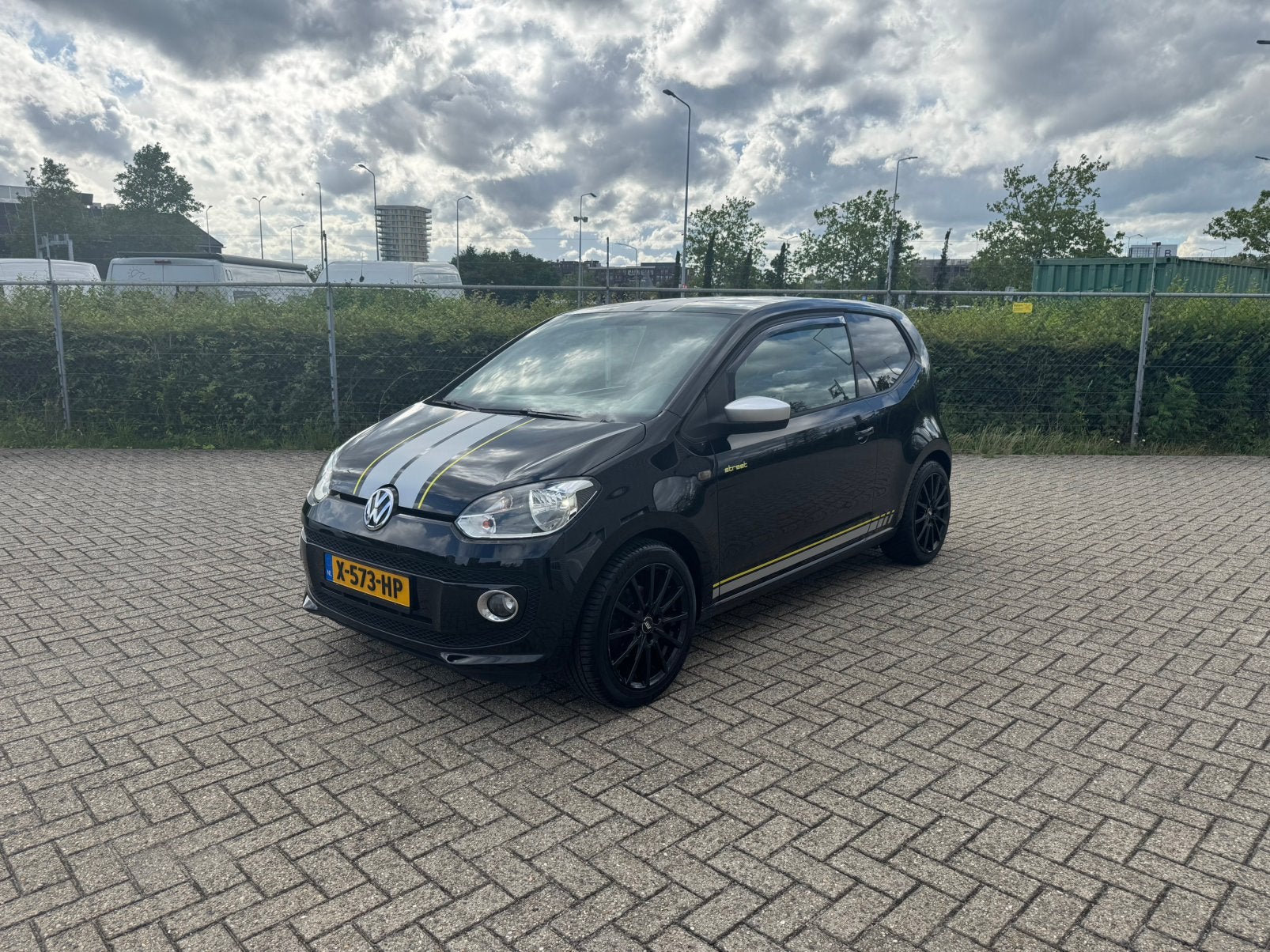 Volkswagen Street Up!, Voorwielaandrijving, Stof, Zwart, Particulier