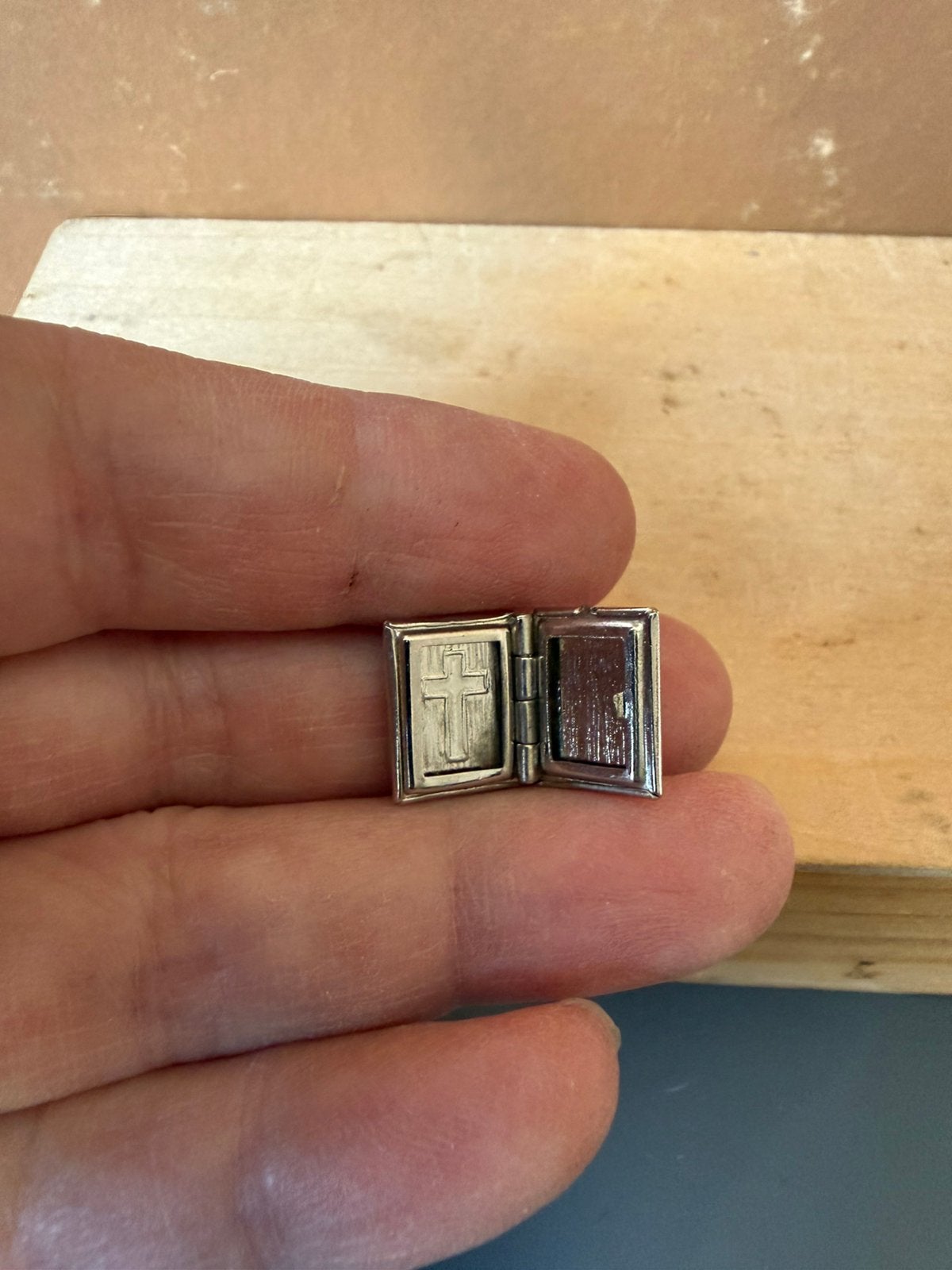 Bijbel - hxb 1.4x1.1cm - metaal, Ophalen of Verzenden, Zo goed als nieuw, Poppenhuis