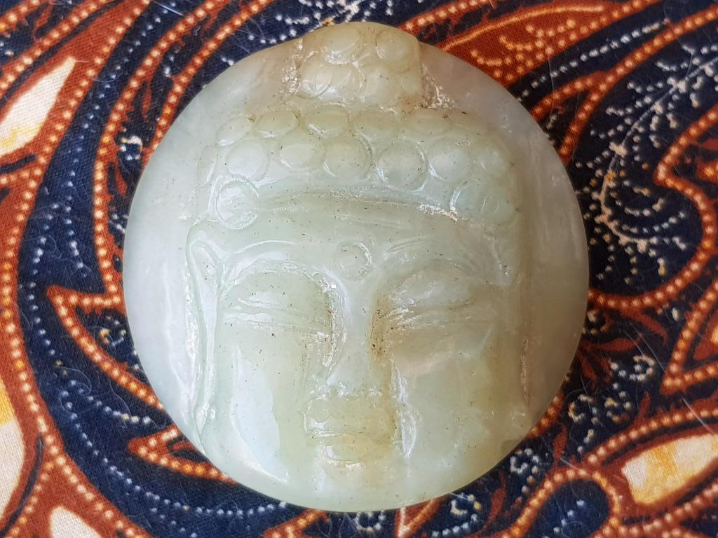 Mooie antieke Oosterse gesp van jade met Boeddha 5,5 cm.