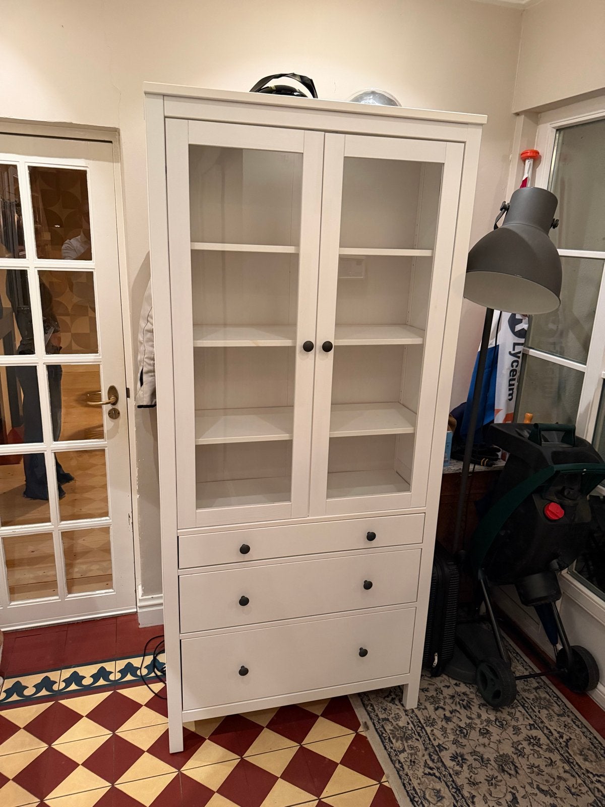 IKEA Hemnes Witte vitrinekast met lades en planken, Zo goed als nieuw, Met lade(s), 150 tot 200 cm, 25 tot 50 cm