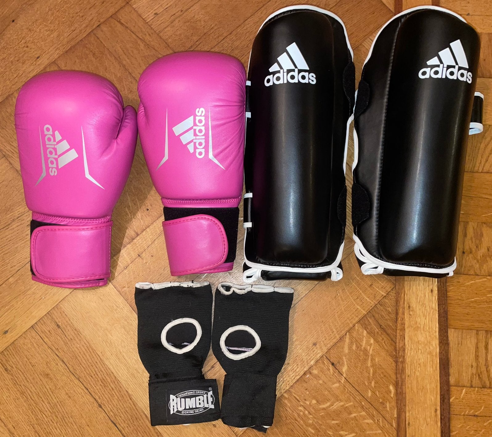 Roze Adidas bokshandschoenen en scheenbeschermers kickboxen, Ophalen of Verzenden, Zo goed als nieuw, Overige