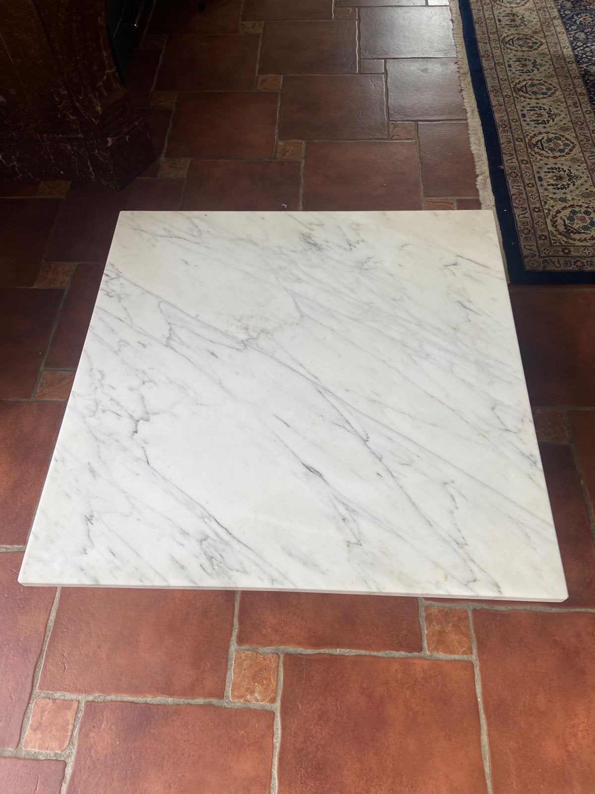 Salontafel met marmeren blad en donkere voet, Huis en Inrichting, Tafels | Salontafels, Ophalen, Overige materialen, Gebruikt