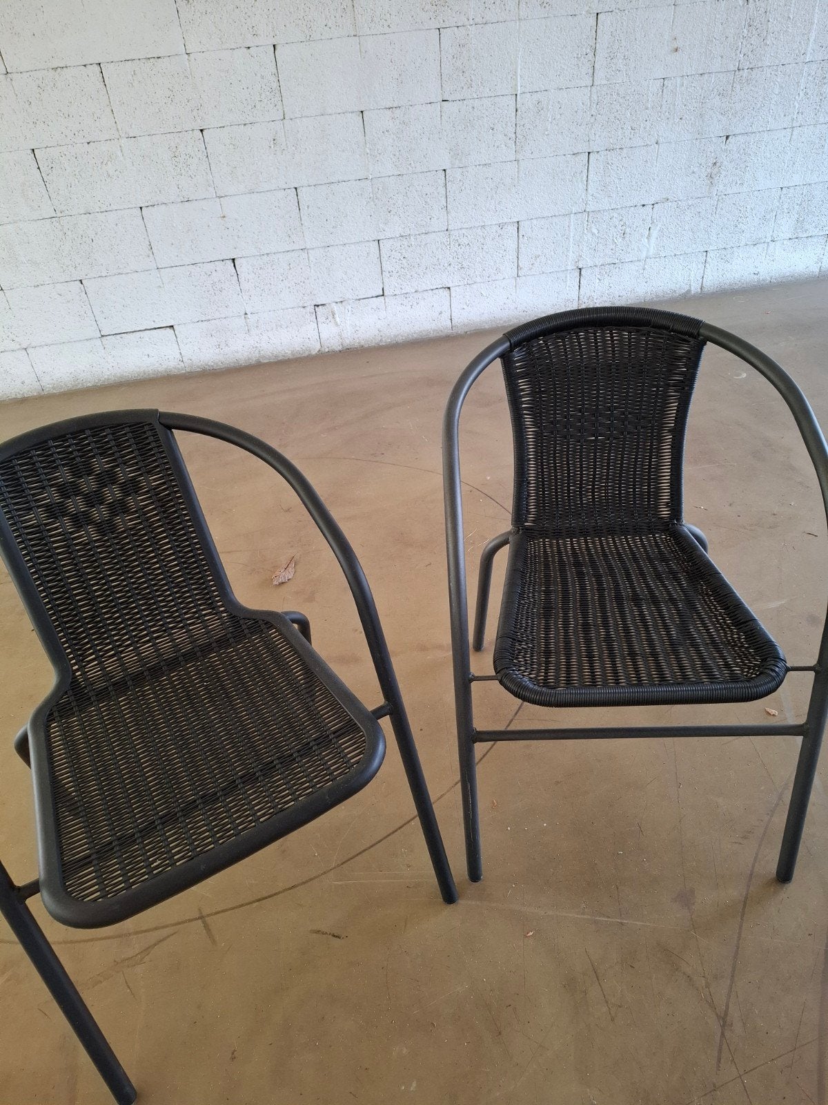 Twee zwarte tuinstoelen van metaal en kunststof, Huis en Inrichting, Stoelen, Gebruikt, Twee, Zwart, Ophalen of Verzenden