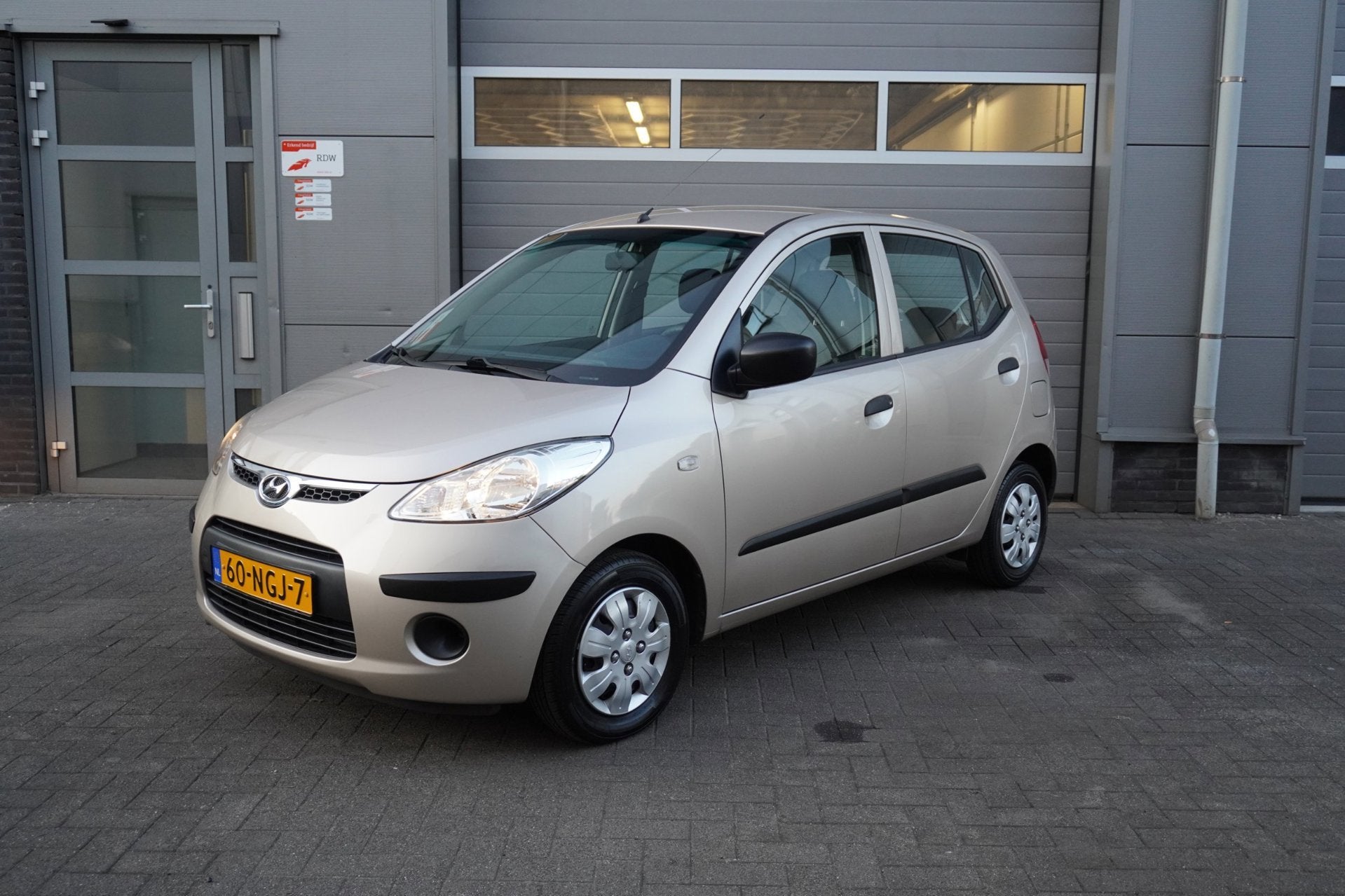 Hyundai I10 1.1 Active Cool | NIEUWE DISTRIBUTIERIEM, Auto's, Hyundai, Gebruikt, 4 cilinders, 400 kg, Leder en Stof