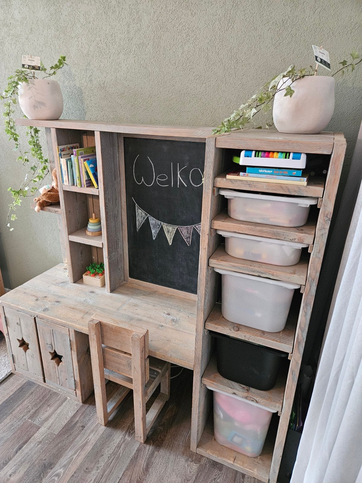 Steigerhouten speeltafel met stoel en speelbakken, Ophalen, Tapijt