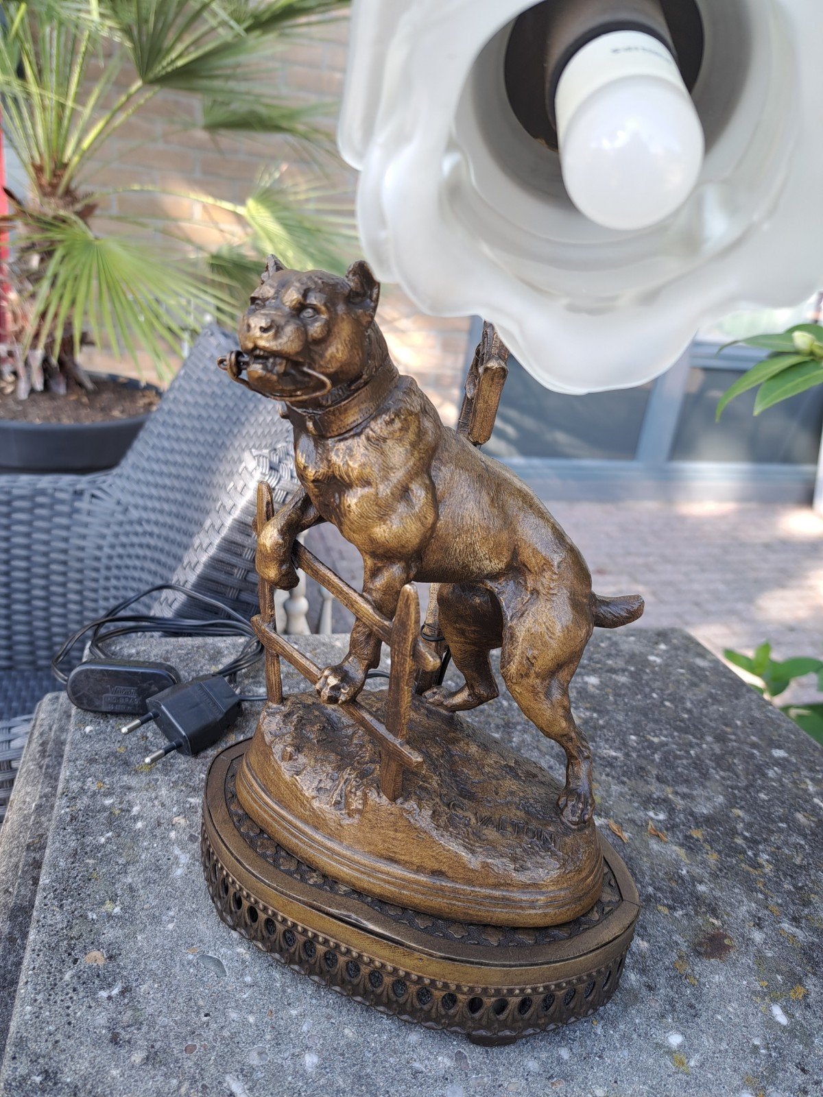 Antieke tafellamp met hond, gesigneerd C. Valton, Antiek en Kunst, Ophalen of Verzenden