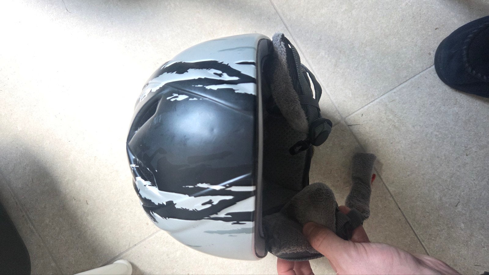 Nette skihelm (grijs, zwart, wit), Ophalen of Verzenden, Gebruikt, Kleding, Overige merken