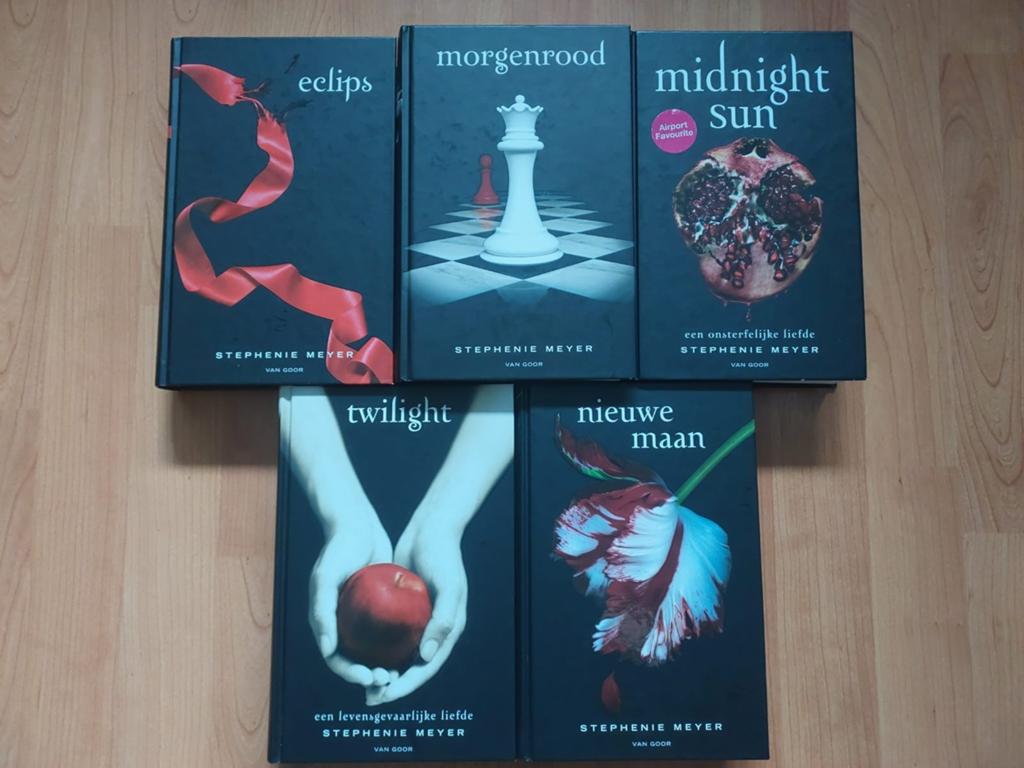 Stephenie Meyer - Twilight serie 5 boeken, Boeken, Ophalen of Verzenden, Zo goed als nieuw, Stephenie Meyer