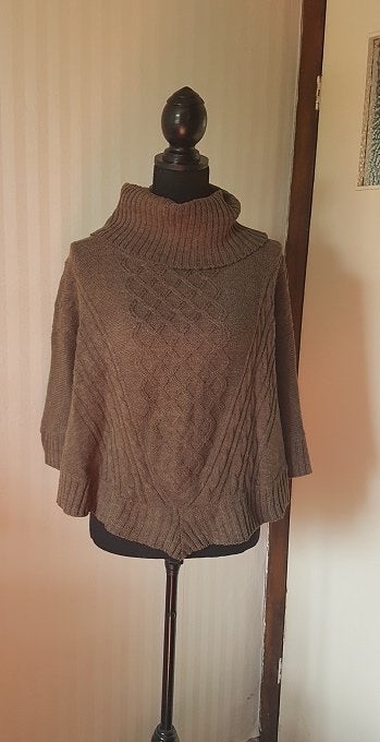 Mooie kabel poncho met col in taupe bruin, zgan, S 36/38., Bruin, Verzenden, Zo goed als nieuw, Maat 36 (S)