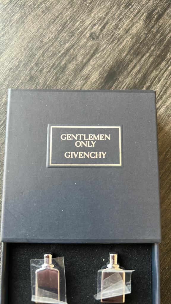 Nieuwe manchetknopen van Givenchy origineel Zilverkleurig, Sieraden, Tassen en Uiterlijk, Manchetknopen, Ophalen of Verzenden