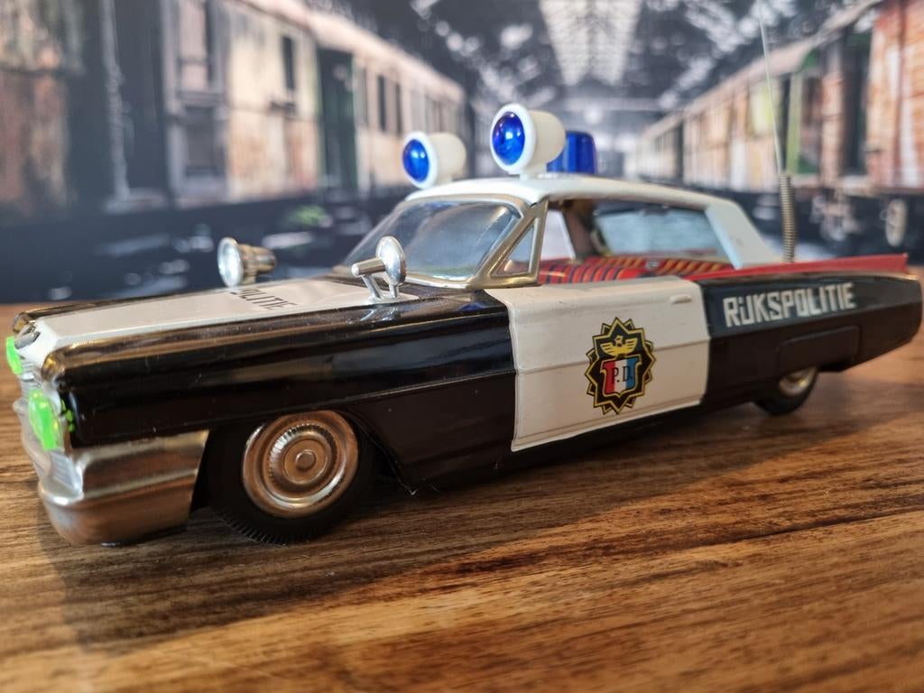 Unieke Blikken Rijkspolitie Cadillac, Hobby en Vrije tijd, Modelbouw | Auto's en Voertuigen, Overige merken, Gebruikt, Auto, 1:32 tot 1:50
