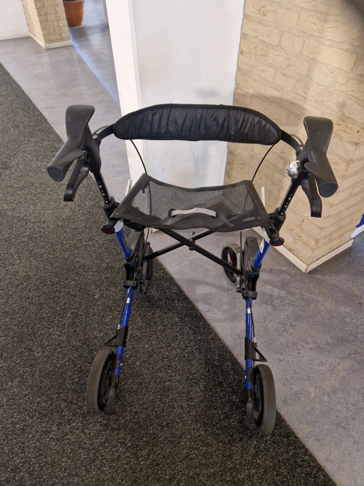 Rollator modern model, Diversen, Rollators, Ophalen, Opvouwbaar, Zo goed als nieuw