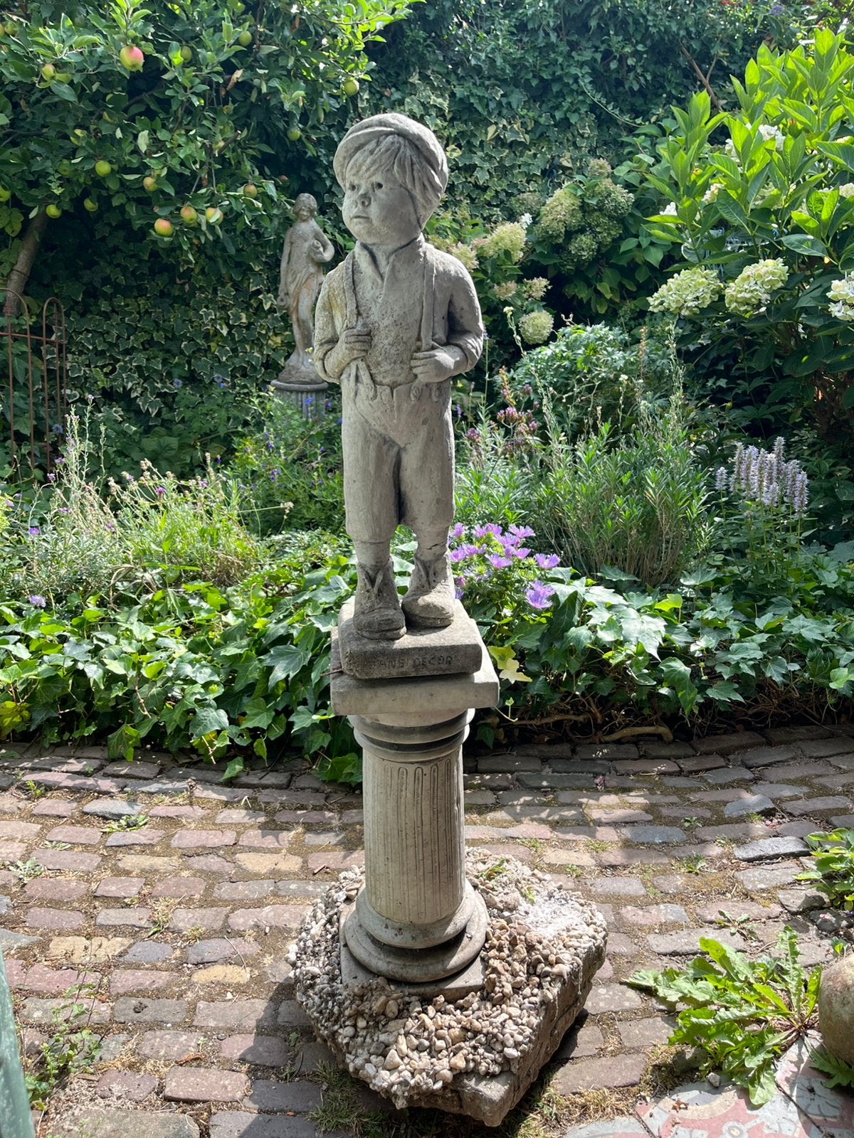 Vintage tuinbeeld: jongen op zuiltje, Tuin en Terras, Tuinbeelden, Ophalen, Gebruikt, Beton, Mensenbeeld