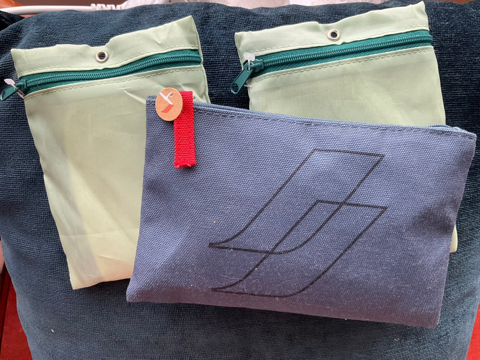 3 Amenitykits Airfrance en Cathay Pacific Gesealed, Ophalen of Verzenden, Nieuw, Paars, Heer of Dame