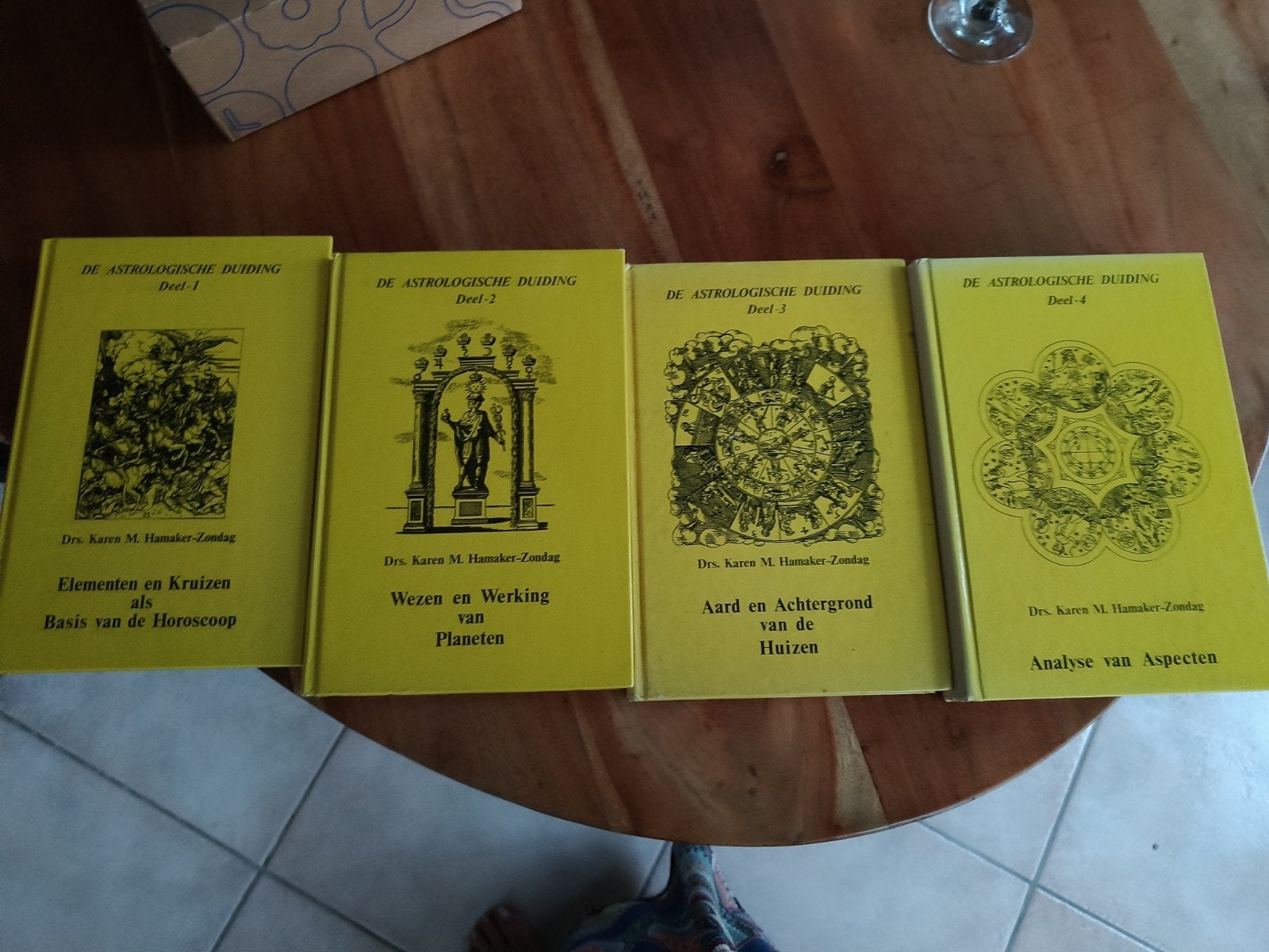 Complete set De Astrologische Duiding - Karen Hamaker-Zondag, Boeken, Ophalen of Verzenden, Zo goed als nieuw, Astrologie, Achtergrond en Informatie