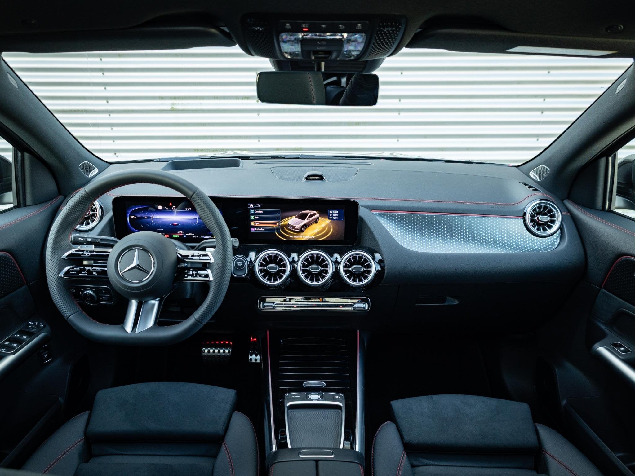 Mercedes-Benz EQA 250+ Business Solution AMG 71 kWh | Panora, Dealer onderhouden, Automatische klimaatregeling, Zwart, 445 min