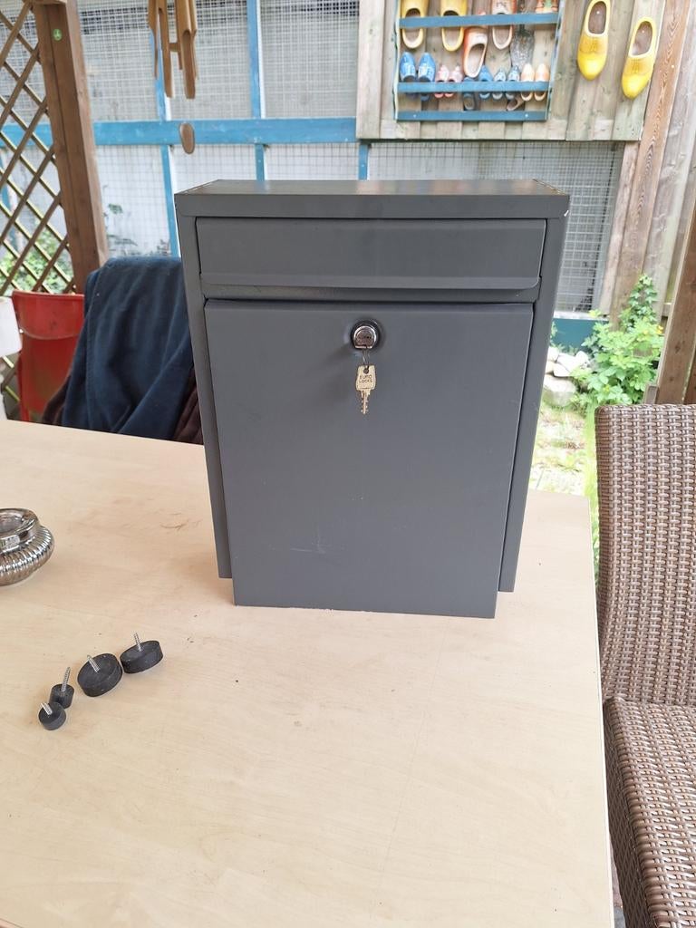 Grote Brievenbus met 2 sleutels., Tuin en Terras, Brievenbussen, Ophalen of Verzenden, Gebruikt, IJzer, Wandbrievenbus