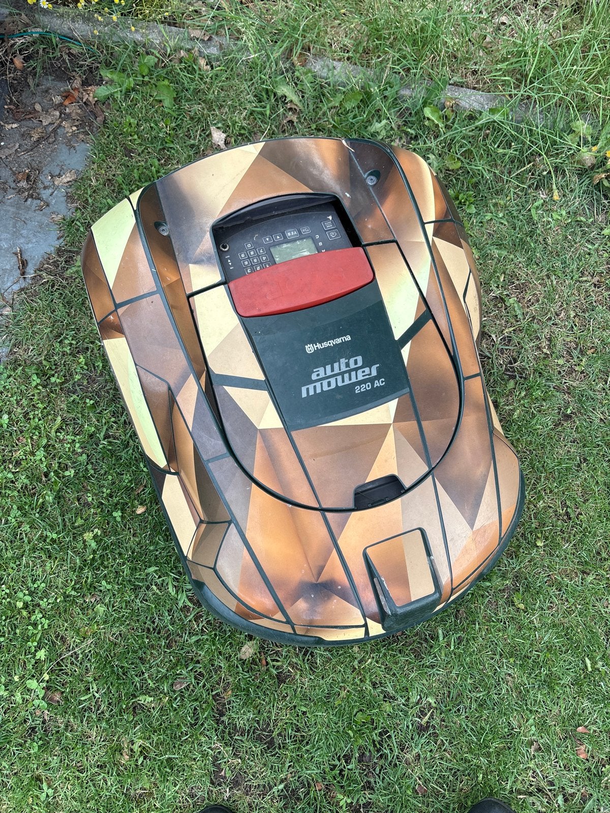 Husqvarna Automower 220 AC Robotmaaier kapot voor onderdelen, Tuin en Terras, Grasmaaiers, Cirkelmaaier, Gebruikt, Minder dan 30 cm