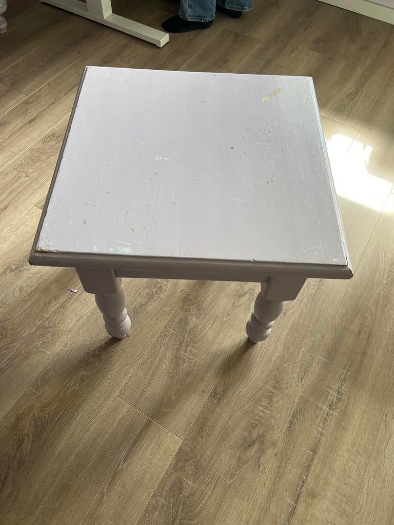 Gratis af te halen: Houten tafeltje, opknapper 50x50, Huis en Inrichting, Tafels | Bijzettafels, Minder dan 55 cm, Gebruikt, Vierkant
