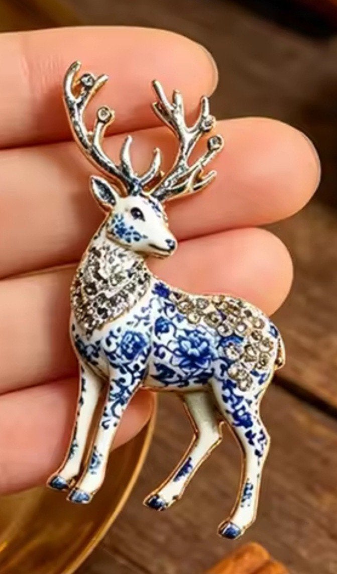 Nieuwe Broche Hert met Delfts Blauw Patroon en Strass, Ophalen, Overige materialen, 4 tot 7 cm, Blauw
