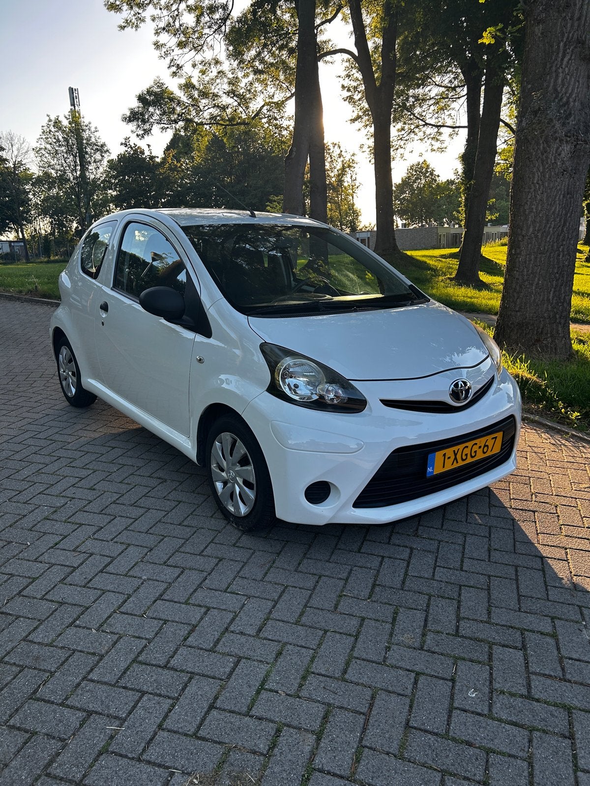 Toyota Aygo 1.0 68pk 3-drs / 2014 / Grote beurt + koppeling, Voorwielaandrijving, Stof, Zwart, 4 stoelen