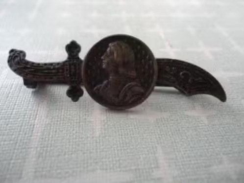 Oude broche/speld met Jeanne D'Arc en Arabisch zwaard., Verzenden, Overige materialen, Broche