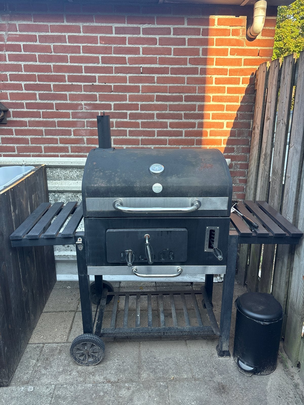 Houtskool BBQ met zijtafels en wielen, Ophalen, Gebruikt