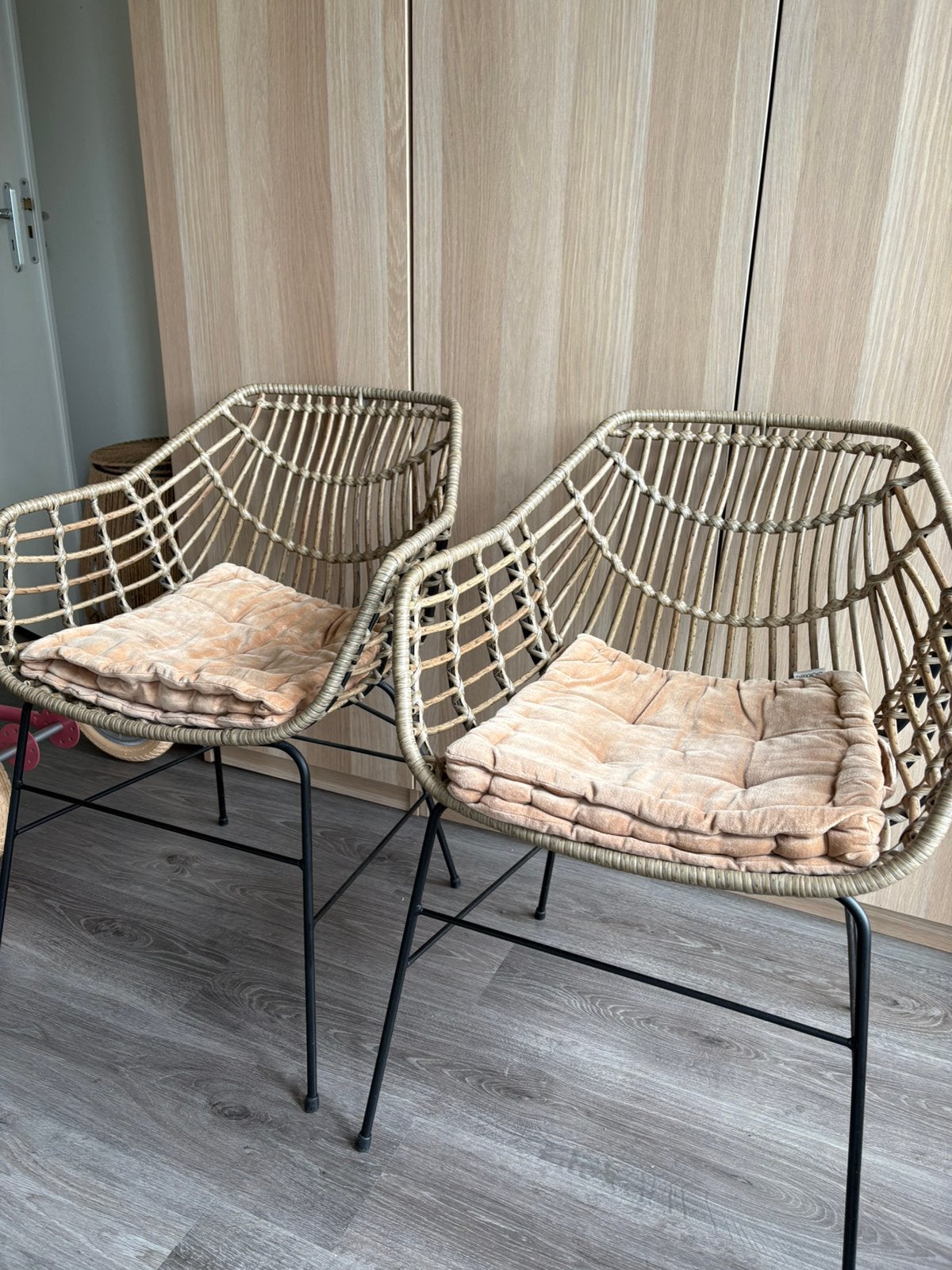 Set van 2 kuipstoelen met kussen draadstoel tuinstoel rotan, Huis en Inrichting, Stoelen, Ophalen, Zo goed als nieuw, Bruin, Twee