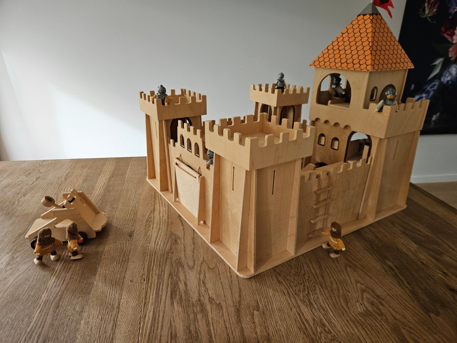 Houten kasteel met poppen en accessoires, Kinderen en Baby's, Ophalen, Zo goed als nieuw, Poppenhuis