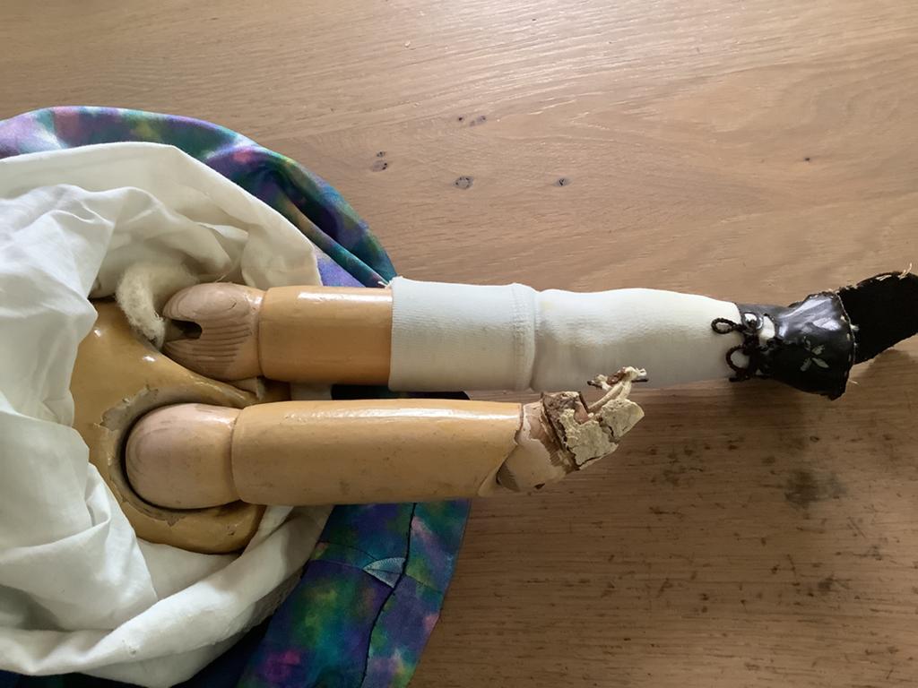 Antieke pop, meer dan 100 jaar oud - been beschadigd, Verzamelen, Poppen, Ophalen of Verzenden, Gebruikt, Pop