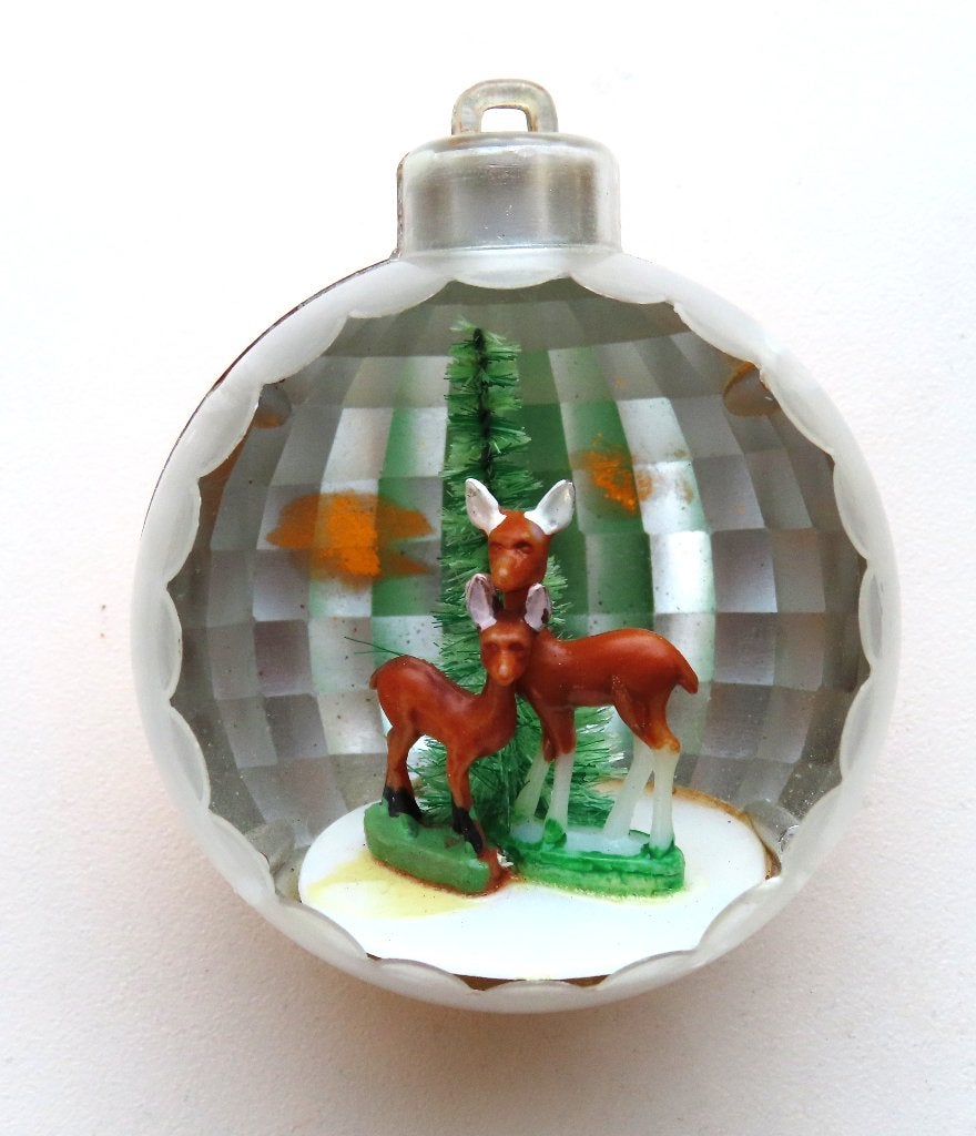 Oude Kerstbal: Kunststof Deukbal met Herten en Kerstboom, Ophalen of Verzenden