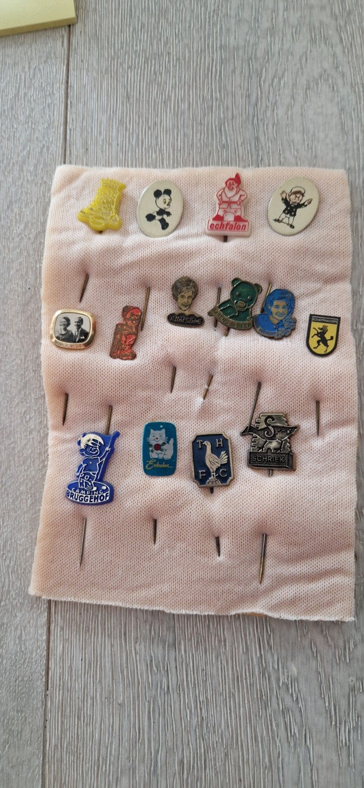 15 vintage speldjes  met o.a Beatrix/ Claus, willeke Alberti, Verzenden, Gebruikt, Overige onderwerpen, Speldje of Pin