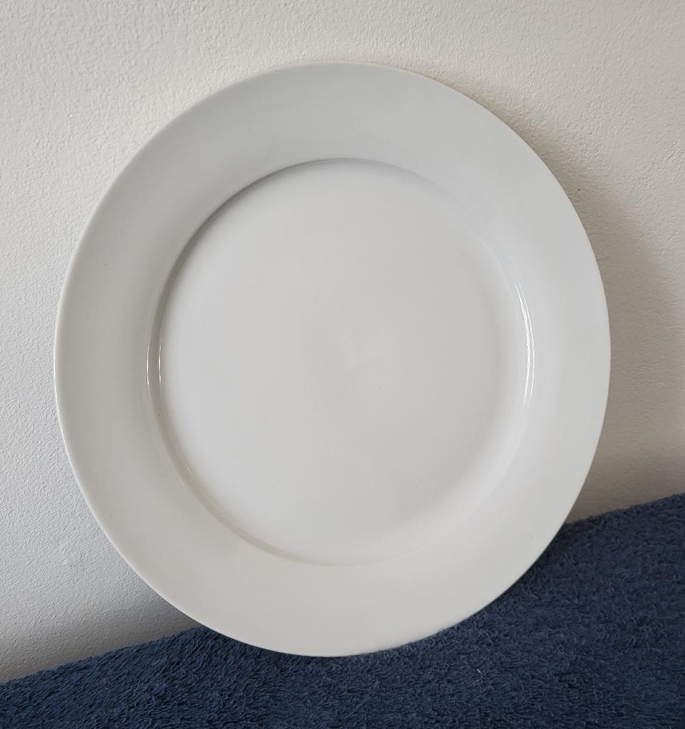 16 grote witte platte borden doorsnede 27 cm, Ophalen, Overige materialen, Zo goed als nieuw, Bord(en)