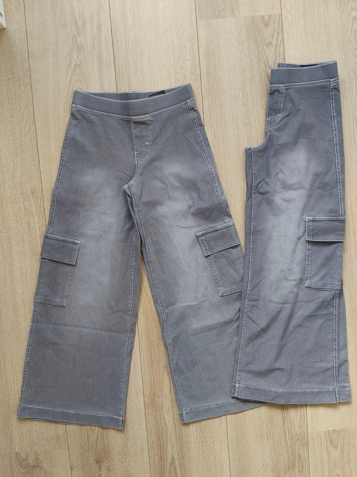 Zgan! 2x Heerlijke grijze wijde cargo broek van H&M! Mt 134, Broek, Meisje, H&M, Ophalen of Verzenden
