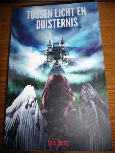 LOIS LENTZ - Tussen licht en duisternis, Ophalen of Verzenden, Zo goed als nieuw